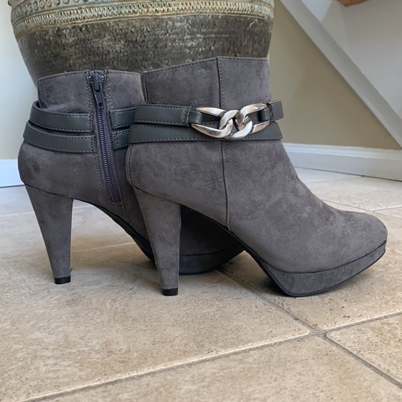 Covington Woman’s grey Booties. GREAT Condition - Picture 2 of 6